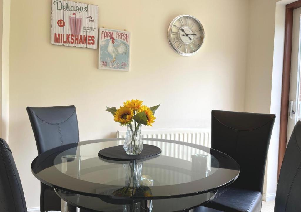 Ashford Holiday Home Smithy Drive Sleeps 5 Free Wifi And Vehicle Parking Kingsnorth Exterior foto